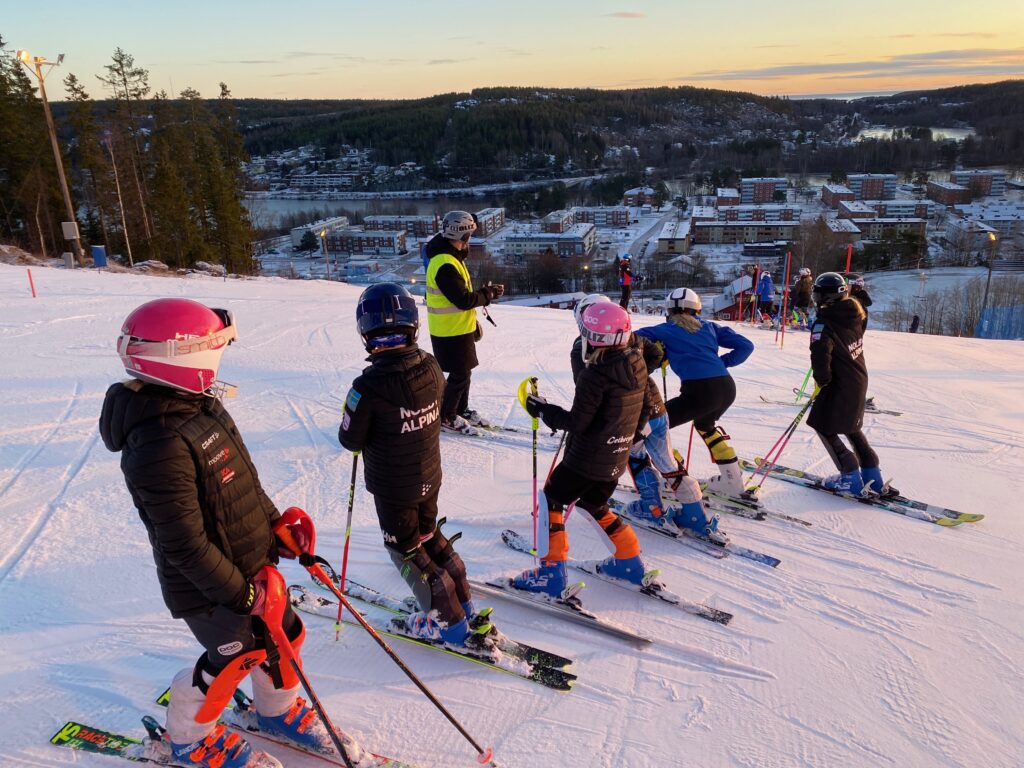 Bild på ungdommar som besiktigar en slalombana.